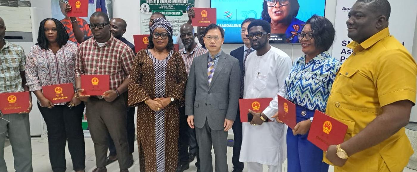 (L-R) Amb. Yin (4th from left) in photo